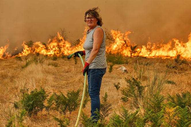 Une habitante de Santa Baia de Montes, dans le nord-ouest de l’Espagne, essaie de ralentir la progression d’un incendie, le 14 août 2025.
