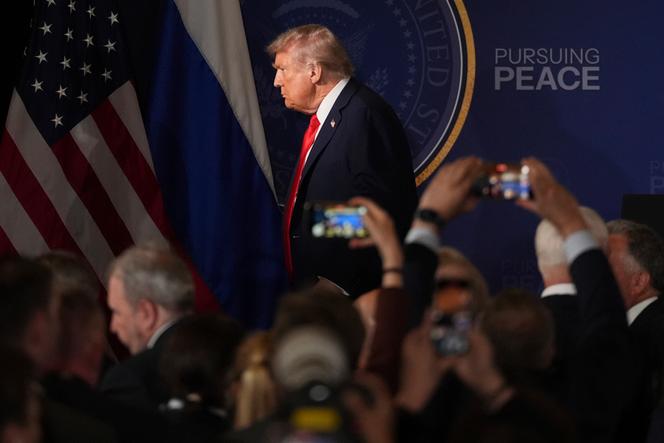 Donald Trump se retire à l’issue d’une conférence de presse conjointe avec Vladimir Poutine sur la base militaire Elmendorf-Richardson à Anchorage (Alaska), le 15 août 2025.