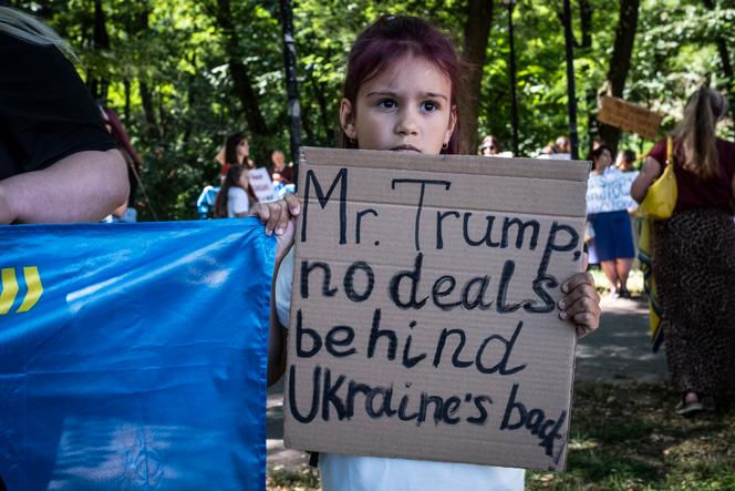 Lors d’une manifestation devant l’ambassade des Etats-Unis à Kiev, le jour de la rencontre entre le président américain et le président russe en Alaska, le 15 août 2025. Sur la pancarte est écrit « M. Trump, pas d’accord fait dans le dos de l’Ukraine ! »