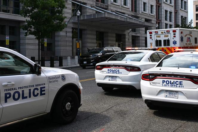Des véhicules de police devant le palais de justice du district, à Washington, le 15 août 2025.