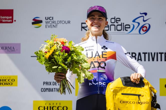Paula Blasi, de l’équipe UAE Team ADQ, sur le podium après avoir remporté la première étape du Tour de Romandie féminin à Huémoz (Suisse), le 15 août 2025.