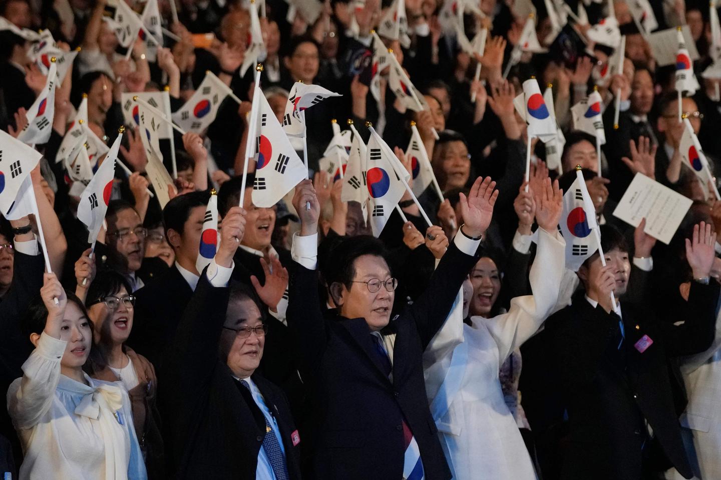 South Korean president confirms closer ties with Japan