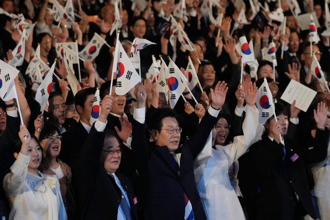 Le président sud-coréen, Lee Jae-myung (au centre), et son épouse, Kim Hye-kyung (au centre à droite), lors du 80ᵉ anniversaire de la libération de la Corée, à Séoul, le 15 août 2025.