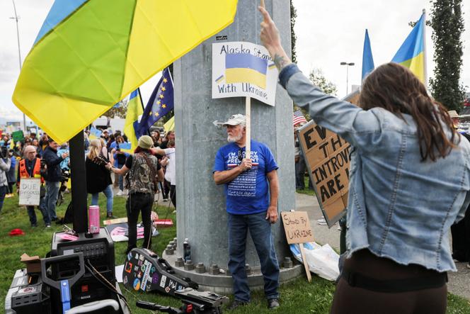 Des manifestants exprimant leur soutien à l’Ukraine, à Anchorage (Alaska), le 15 août 2025.