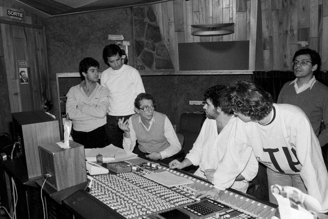 Lors de l’enregistrement de la musique du film « Adieu Bonaparte », de Youssef Chahine (au centre, à gauche), composée par Gabriel Yared (au centre, à droite) au studio du Palais des congrès, à Paris, en mars 1985.