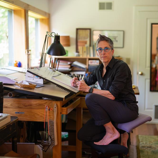Alison Bechdel, dans son atelier, à Jericho (Vermont), le 14 août 2025.