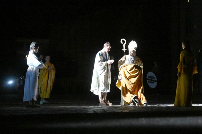 Première représentation du spectacle « Murmures de la cité », à Moulins, le 11 juillet 2025.