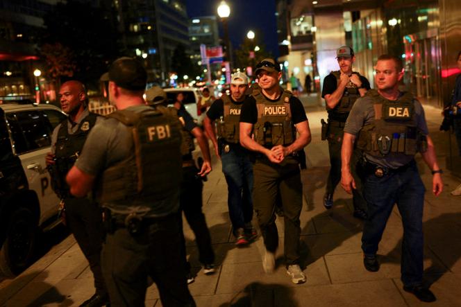 Des policiers et des membres de l’agence de lutte contre les stupéfiants, la DEA, patrouillent à Washington après l’annonce de la fédéralisation de la police de la ville, le 14 août 2025. 