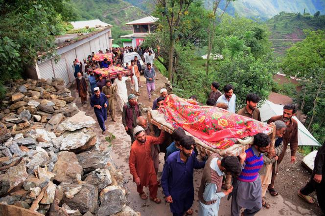 Procession funéraires de victimes de la mousson, à Naryean Behaak (Pakistan), le 15 août 2025.