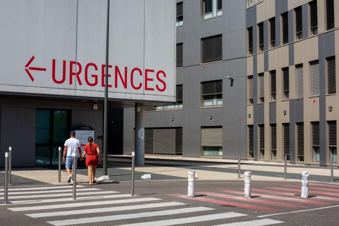 Entrée des urgences du médipôle. Villeurbanne (Métropole de Lyon), vendredi 15 août 2025.
