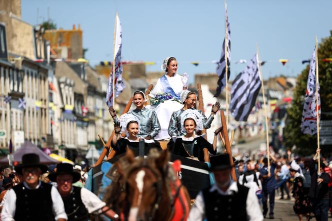 Lors de la parade du festival des Filets Bleus, à Concarneau, le 11 août 2024. 