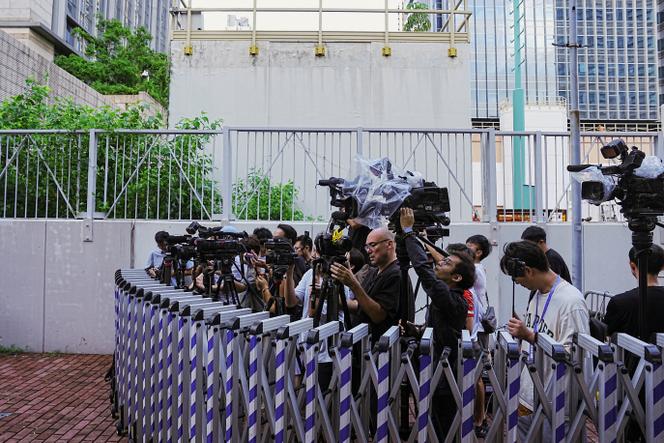 Devant le bâtiment du tribunal de West Kowloon, lors du procès de Jimmy Lai, fondateur du journal prodémocratie « Apple Daily », à Hongkong, le 15 août 2025.