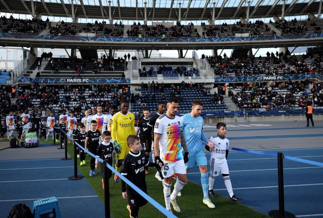 Les joueurs du Paris FC entrent dans le stade à l’occasion de leur rencontre contre l’équipe d’Amiens, au stade Charléty, à Paris, le 11 janvier 2025.