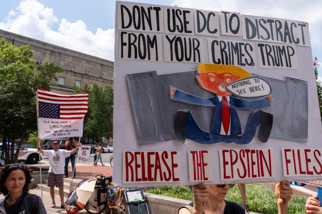 Des manifestants se rassemblent devant le siège de la police métropolitaine de Washington, le 15 août 2025. (AP Photo/Alex Brandon)