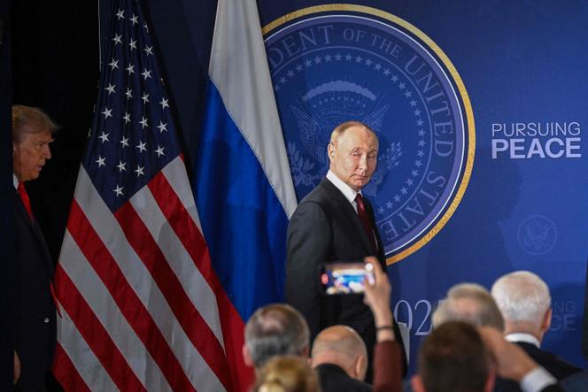 Donald Trump et Vladimir Poutine, sur la base d’Elmendorf-Richardson, à Anchorage (Alaska, Etats-Unis), le 15 août 2025. 