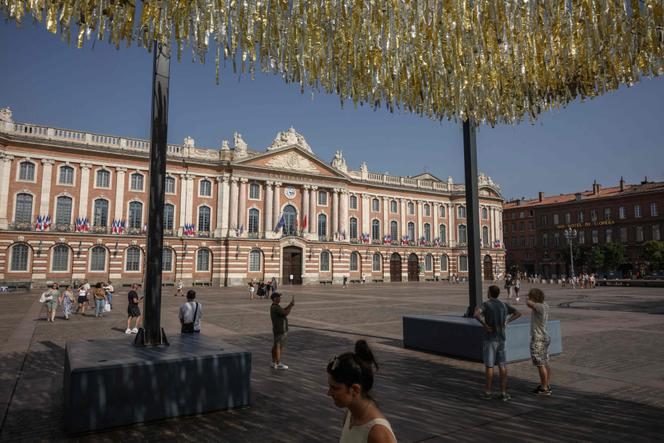 Place du Capitole, à Toulouse, pendant la canicule, le 15 août 2025.