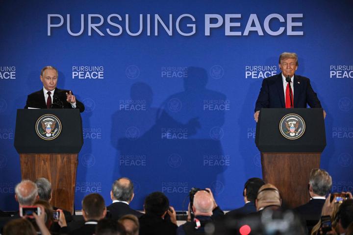 Vladimir Poutine et Donald Trump, lors de la conférence de presse après le sommet sur l’Ukraine, à Anchorage (Alaska), le 15 août 2025.