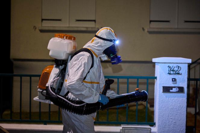 Opération de démoustication à Bourges, dans le Cher, afin d’éviter la transmission de la dengue, le 14 août 2025.