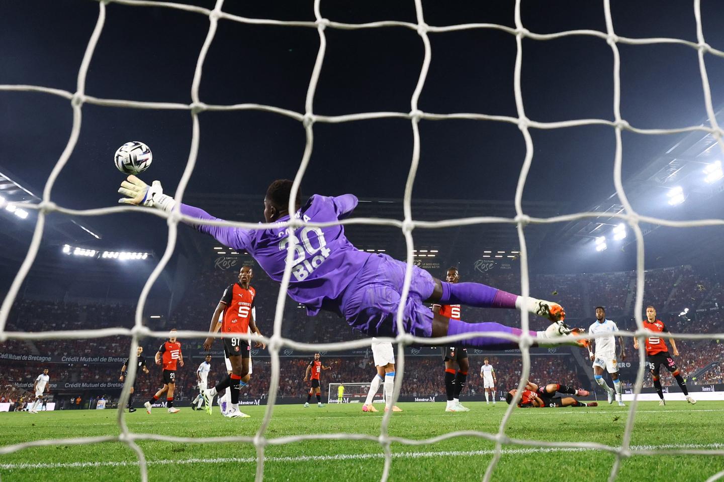 Ligue 1Â : Marseille ouvre sa saison par une dÃ©faite Ã  Rennes, pourtant rÃ©duit Ã  dix