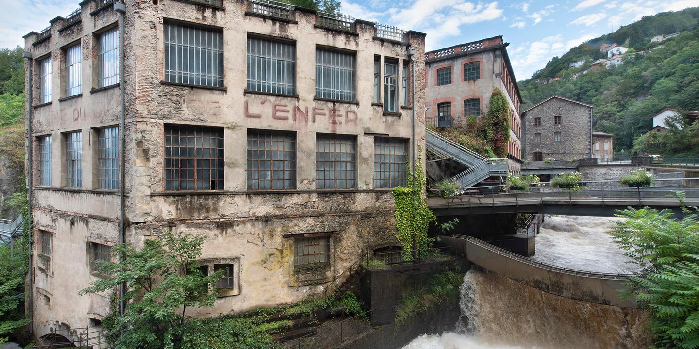 https://img.lemde.fr/2025/08/15/189/0/1772/886/1440/720/60/0/b1afd1a_upload-1-hopxg52btxma-usine-du-creux-de-l-enfer-a-vincent-blesbois-hd.jpg