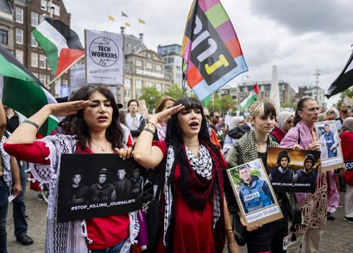 16 Ağustos 2025'te Amsterdam'da Filistin yanlısı bir gösteri sırasında Gazze'de öldürülen gazetecilerin portrelerini tutan protestocular.