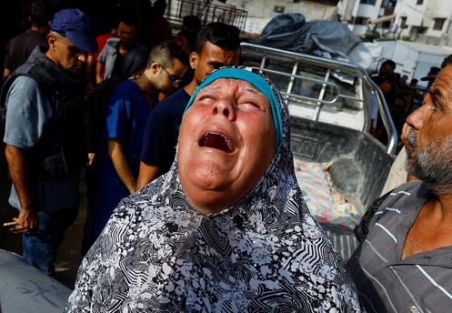 Lors des funérailles de Palestiniens tués par des tirs israéliens alors qu’ils se trouvaient à un point de collecte d’aide humanitaire, à l’hôpital Al-Shifa, dans la ville de Gaza, le 16 août 2025.