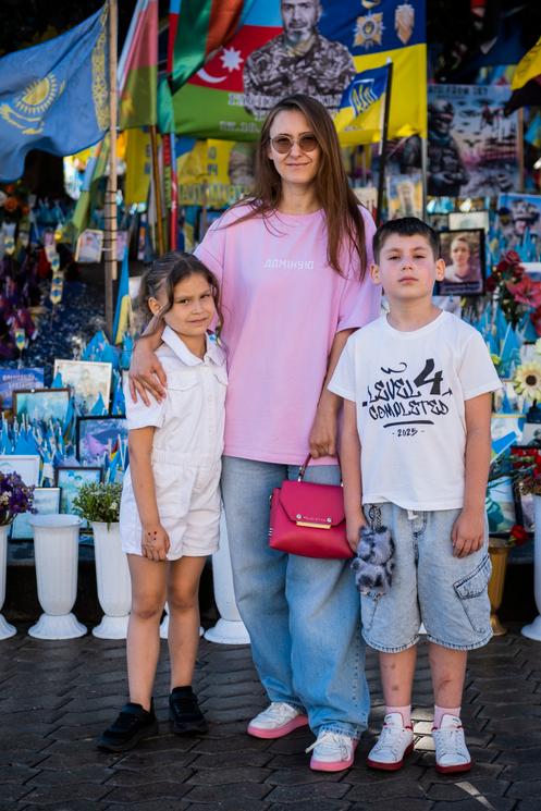 Tania, 32 ans, productrice de contenu digital, et ses enfants, Roman, 10 ans, et Alice, 6 ans, à Kiev, le 16 août 2025.