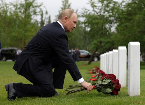 Vladimir Poutine se recueille sur les tombes de soldats soviétiques au cimetière de Fort Richardson en Alaska, le 15 août 2025.