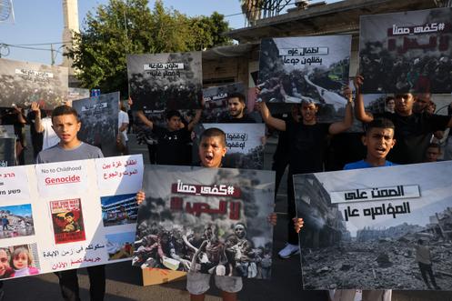16 Ağustos 2025'te Tel Aviv yakınlarındaki Lod'da Gazze Şeridi'ndeki gıda kıtlığına karşı protesto düzenleyen İsrailli Araplar.
