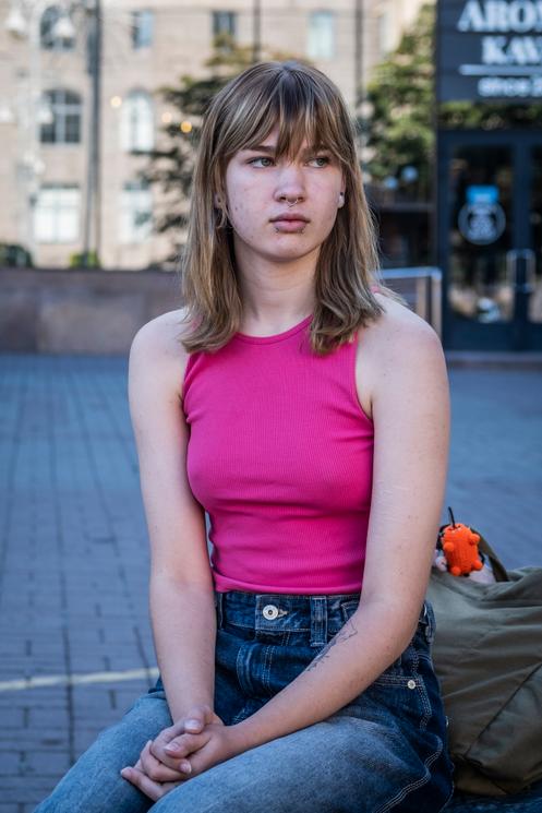 Ivana, 19 ans, étudiante en design, attend ses amis à la station de métro Khreshchatyk, à Kiev, le 16 août 2025.