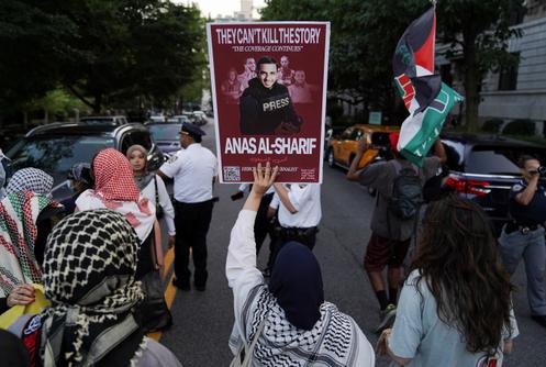 Un manifestant tient une pancarte à la mémoire du correspondant d’Al-Jazira, Anas Al-Sharif, tué avec ses collègues lors d’un raid aérien israélien à Gaza, devant l’université Columbia à New York, États-Unis, le 15 août 2025