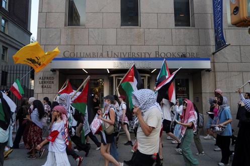 Des manifestants se sont rassemblés devant l’université Columbia pour rendre hommages aux six journalistes, dont cinq, d’Al-Jazira tués à Gaza le dimanche 10 août, lors d’un bombardement. La photo a été prise à New York, aux États-Unis, le 15 août 2025.