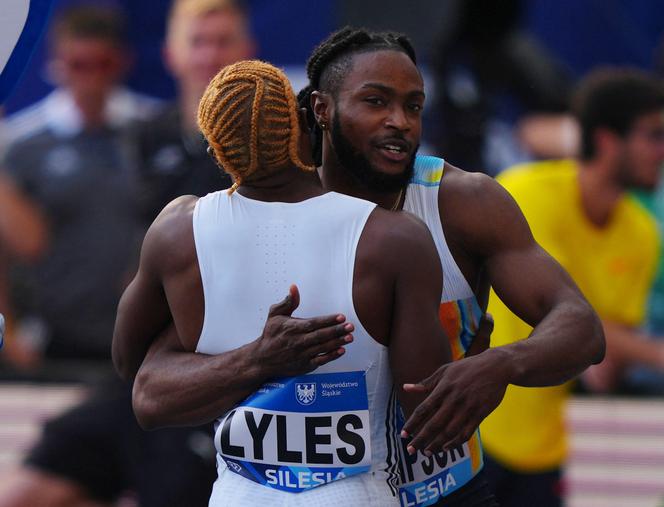 Le Jamaïcain Kishane Thompson, après sa victoire lors de la finale du 100 m masculin du meeting de la Ligue de diamant de Chorzow, enlace l’Américain Noah Lyles, deuxième, en Pologne, le 16 août 2025.