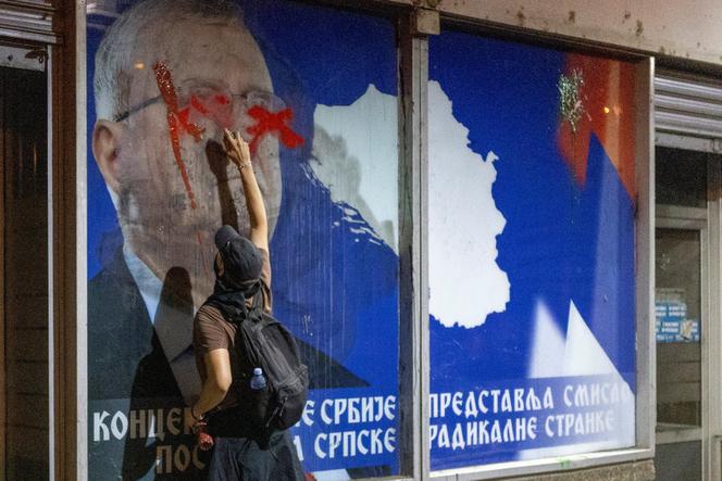 Devant le siège du Parti radical serbe, partenaire de coalition du Parti progressiste serbe au pouvoir, lors des manifestations, à Belgrade, le 16 août 2025. 