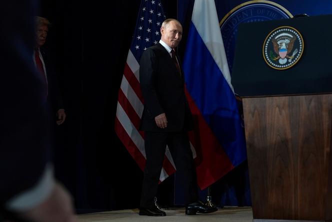 Vladimir Poutine arrive dans la salle de conférence de presse, suivi de Donald Trump, à Anchorage, en Alaska, vendredi 15 août.