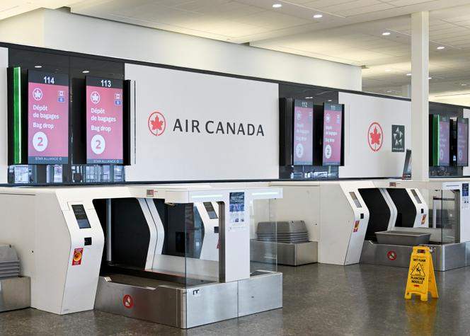 Une zone de dépôt de bagages d’Air Canada vide alors que les agents de bord d’Air Canada sont en grève à l’aéroport international Montréal–Trudeau, à Montréal, le samedi 16 août 2025.