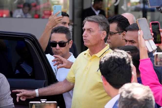 L’ancien président brésilien, Jair Bolsonaro, autorisé à sortir de son assignation à résidence pour passer des examens médicaux, quitte un hôpital à Brasilia, le 16 août 2025.