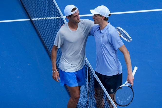 Le Français Térence Atmane (à gauche) s’est incliné face à l’Italien Jannik Sinner, en demi-finale du Masters 1000, le 16 août, à Cincinnati (Ohio).
