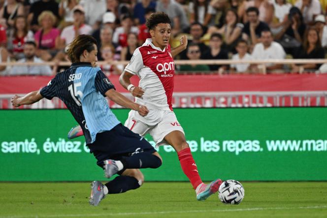 Le monégasque Eliesse Ben Seghir (maillot blanc et rouge) et le Havrais Ayumu Seko, au Stade Louis-II, à Monaco, le 16 août 2025.