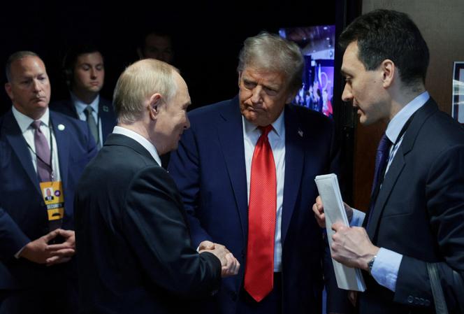 Donald Trump (au centre) serre la main de Vladimir Poutine après une conférence de presse commune à l’issue de leur rencontre à la base militaire Elmendorf-Richardson à Anchorage, en Alaska, le 15 août 2025.