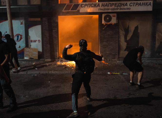 Les locaux du Parti progressiste serbe (SNS) du président nationaliste Aleksandar Vucic mis à feu par des manifestants, à Valjevo, le 16 août 2025.