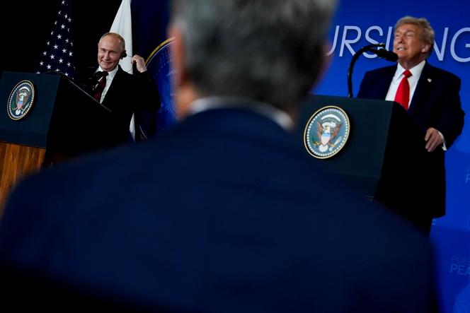 Le président russe, Vladimir Poutine, et son homologue américain, Donald Trump, à la base militaire conjointe Elmendorf-Richardson, à Anchorage (Alaska), le 15 août 2025.