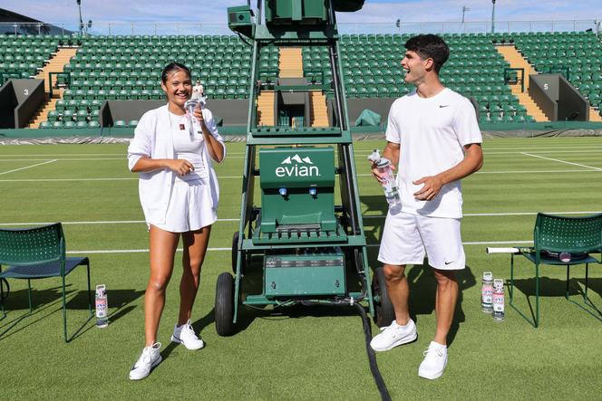Emma Raducanu et Carlos Alcaraz sur un court de Wimbledon,  à Londres, le 27 juin 2025.