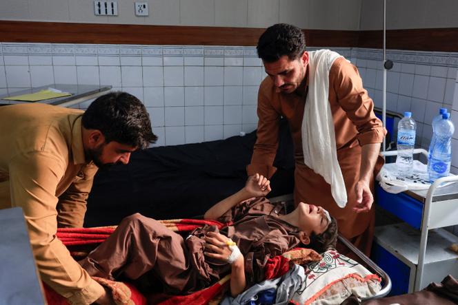 Des hommes transportent un garçon blessé à la suite d’une tempête qui a provoqué de fortes pluies et des inondations dans le village de Beshonrai, à l’hôpital DHQ de Daggar, au Pakistan, le 16 août 2025. 