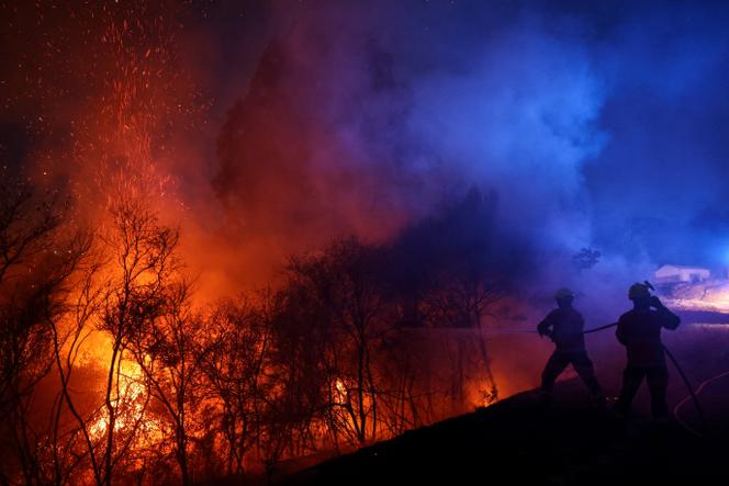 Des pompiers s’efforcent d’éteindre un incendie de forêt à As Fermosas, dans la province d’Orense, en Galice, Espagne, le 16 août 2025.