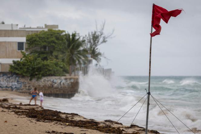 Un drapeau rouge signalant la présence de courants de retour, alors que l’ouragan Erin, classé en catégorie 5, approche de San Juan, à Porto Rico, le 16 août 2025.