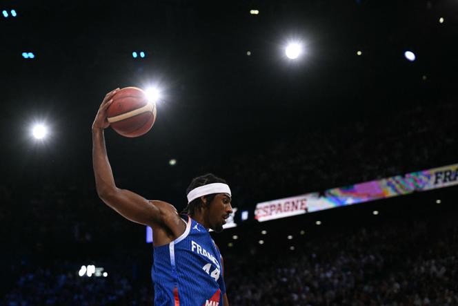 Le Français Alexandre Sarr lors de la victoire des Bleus face à l’Espagne, samedi 16 août 2025, à Bercy, lors d’un match de préparation à l’Euro de basket.