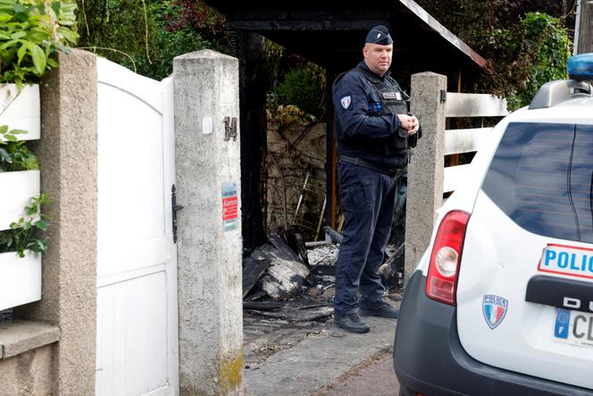 Devant le domicile du maire (2014-2024) de L’Haÿ-les-Roses (Val-de-Marne), Vincent Jeanbrun, après une attaque à la voiture bélier, le 2 juillet 2023.