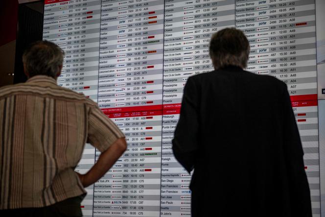 Vols annulés par Air Canada indiqués sur un panneau d’information de vol, à l’aéroport Pierre-Elliott-Trudeau de Montréal, le 15 août 2025. 