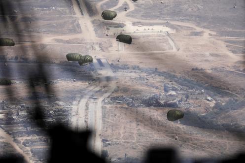 Jordaanse soldaten werpen hulppakketten uit boven Gaza, 17 augustus 2025.